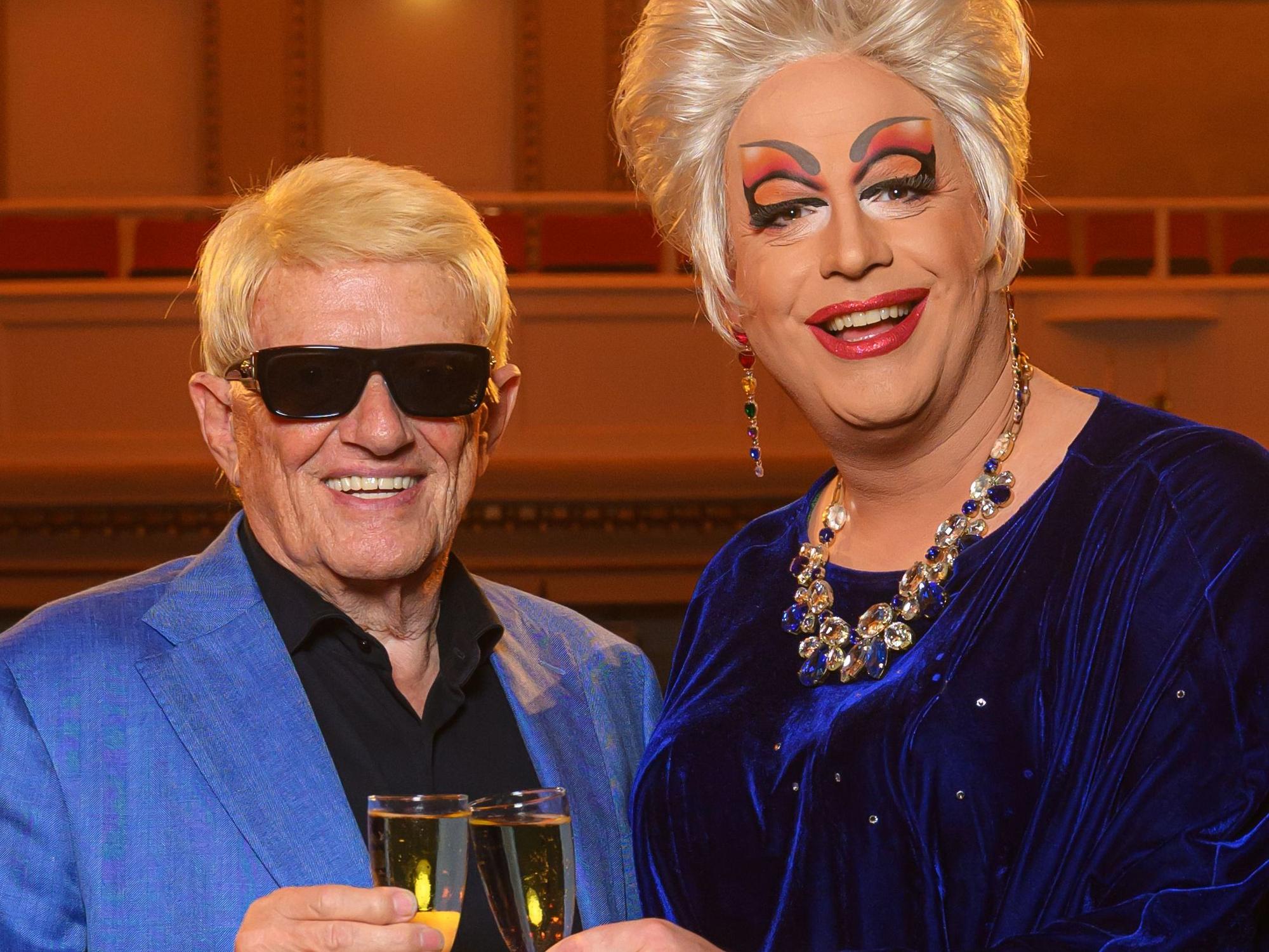 Heino stößt mit Julie Voyage an.