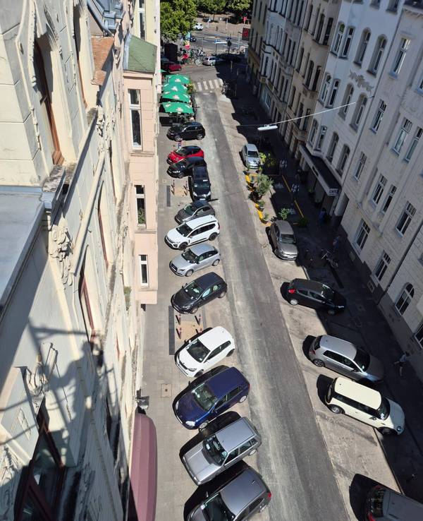 Autos parken quer in einer Straße.