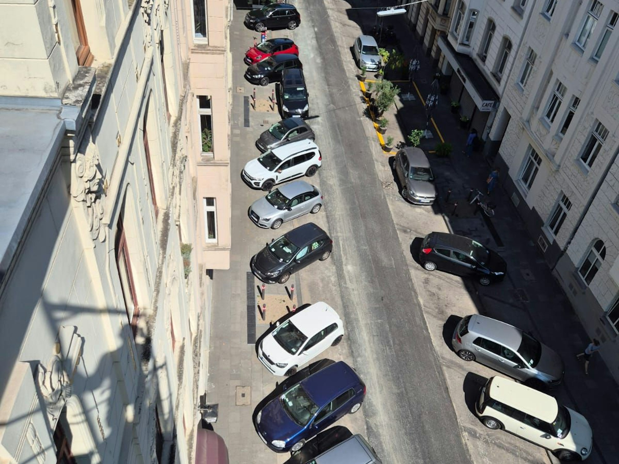 Autos parken quer in einer Straße.