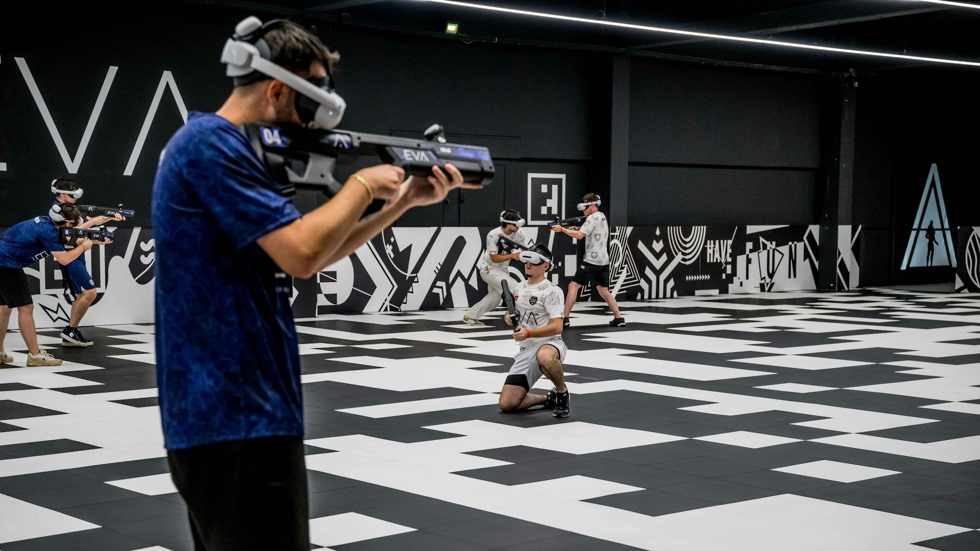 Teilnehmende in der EVA-Arena beim Spielen.