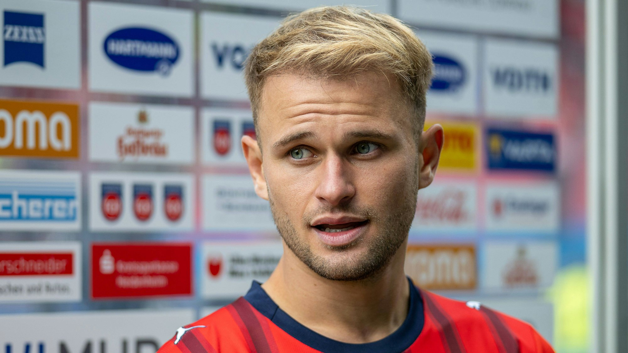 Léo Scienza vom 1. FC Heidenheim bei einem TV-Interview.