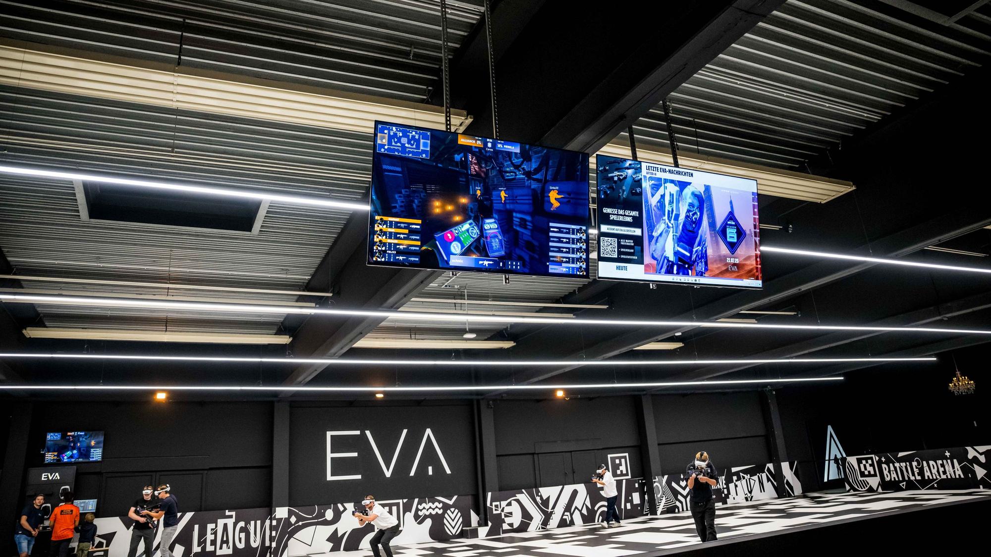 Monitore an der Spielfläche der EVA-Arena.