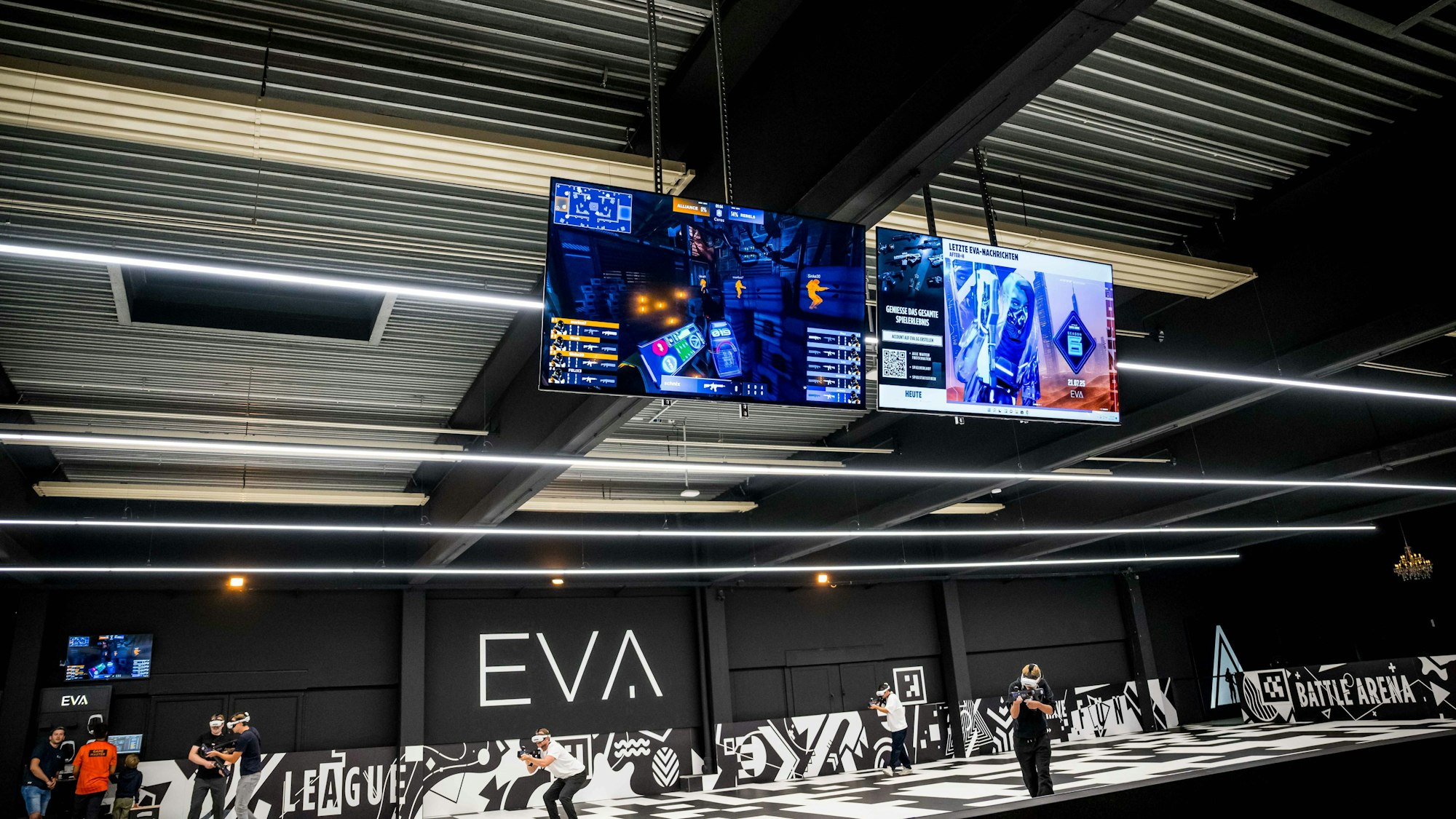 Monitore an der Spielfläche der EVA-Arena.