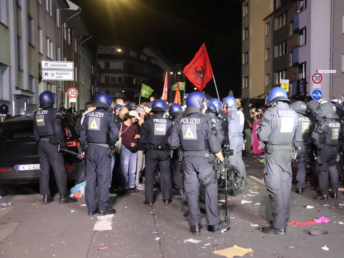 Polizeikräfte stehen Teilnehmenden einer Demo gegenüber.