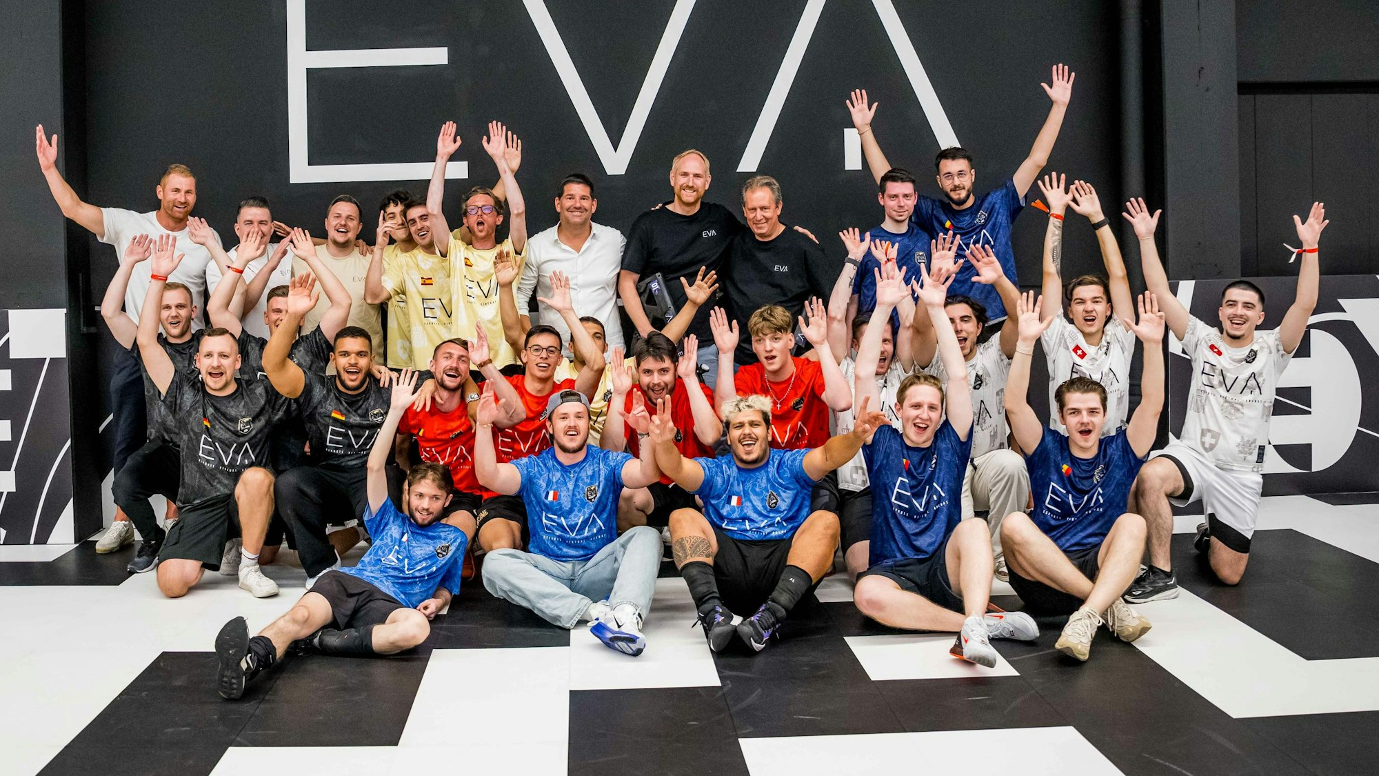 Teilnehmende eines EVA-Duells in der Halle.