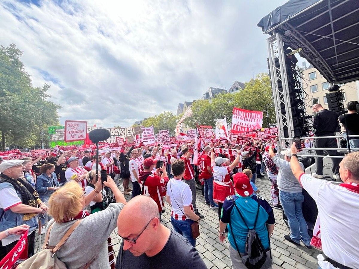 Die Demo zum Geißbockheim auf dem Heumarkt.