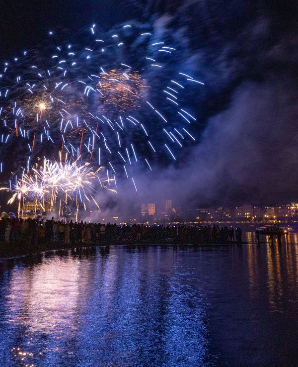Feuerwerk explodiert über dem Rhein.