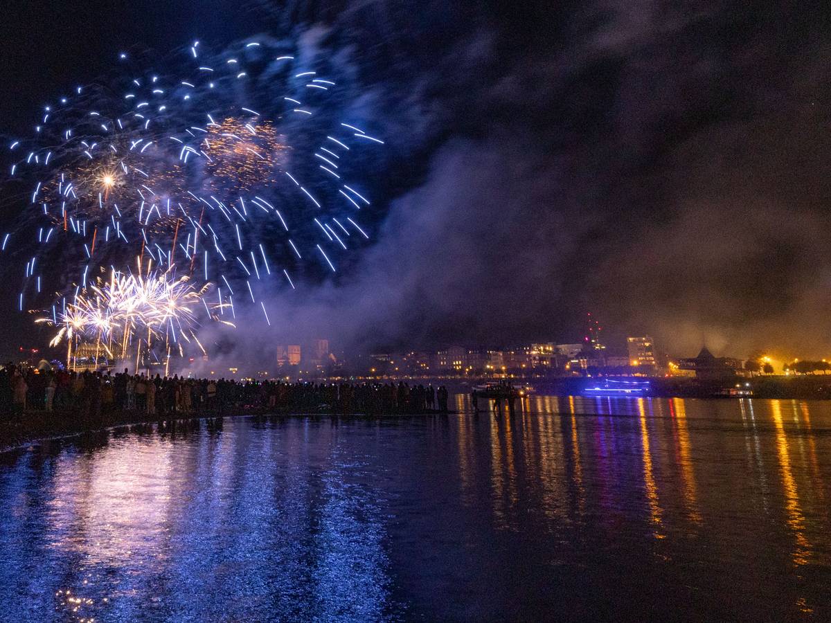 Feuerwerk explodiert über dem Rhein.