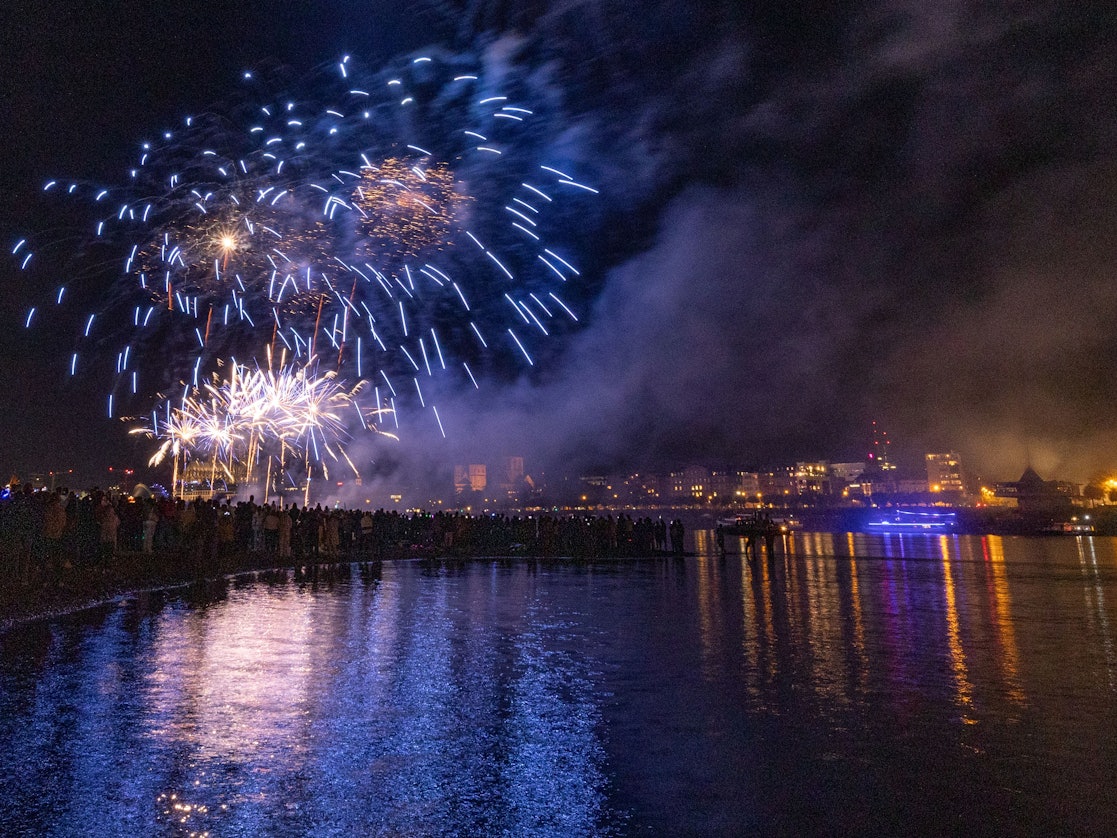 Feuerwerk explodiert über dem Rhein.
