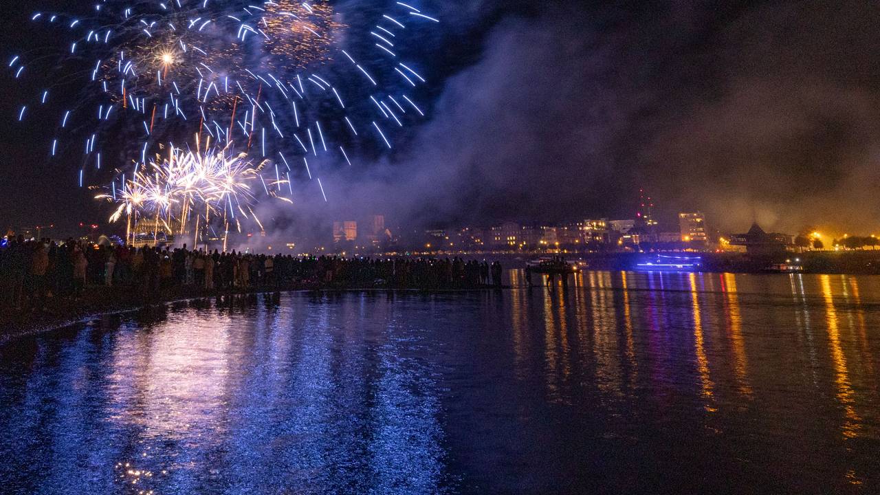 Feuerwerk explodiert über dem Rhein.