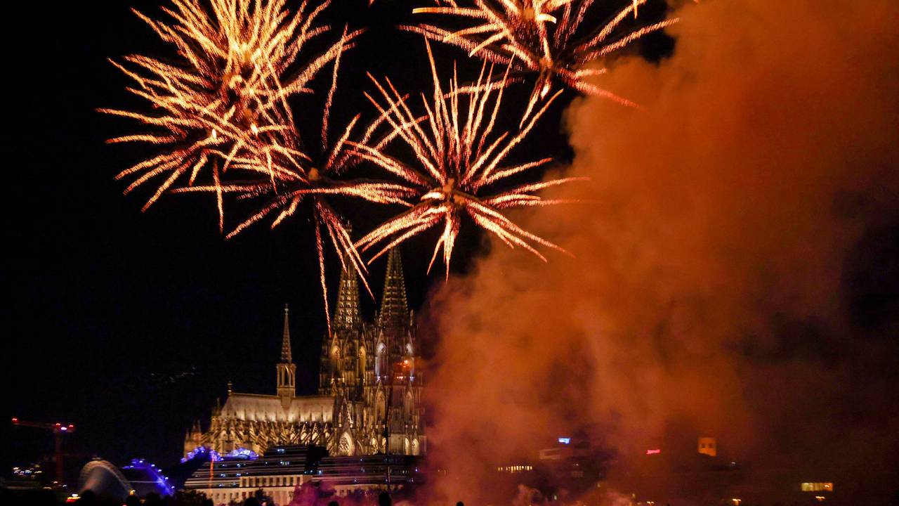 Menschen besuchen im Sommer 2025 im Kölner Rheinpark das größte musiksynchrone Feuerwerk Europas.