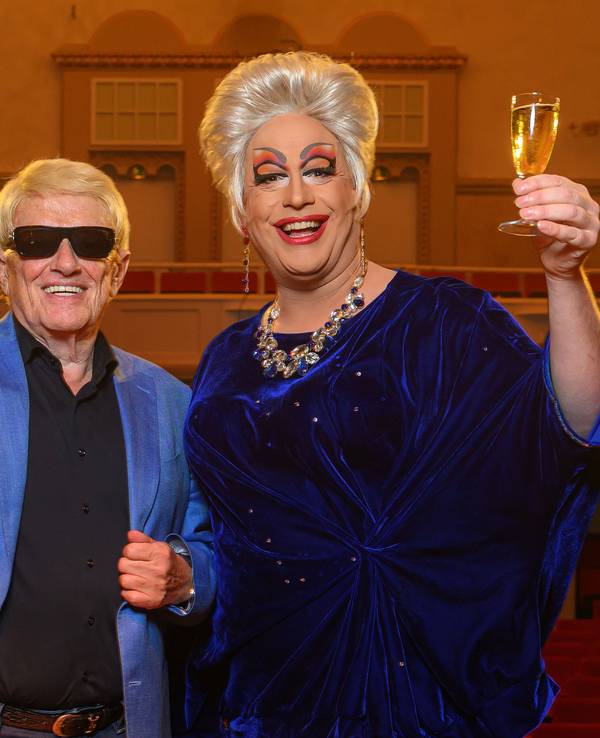 Heino beim Treffen mit Julie Voyage in der Volksbühne.