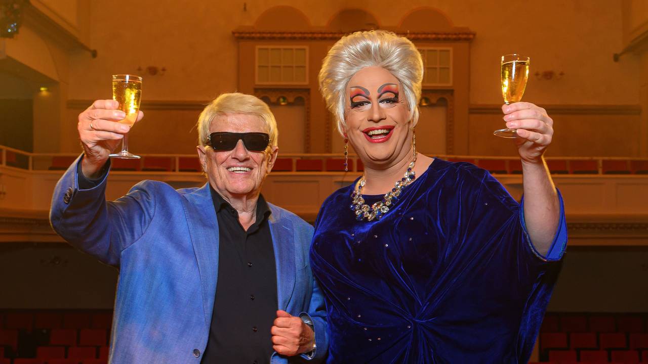 Heino beim Treffen mit Julie Voyage in der Volksbühne.