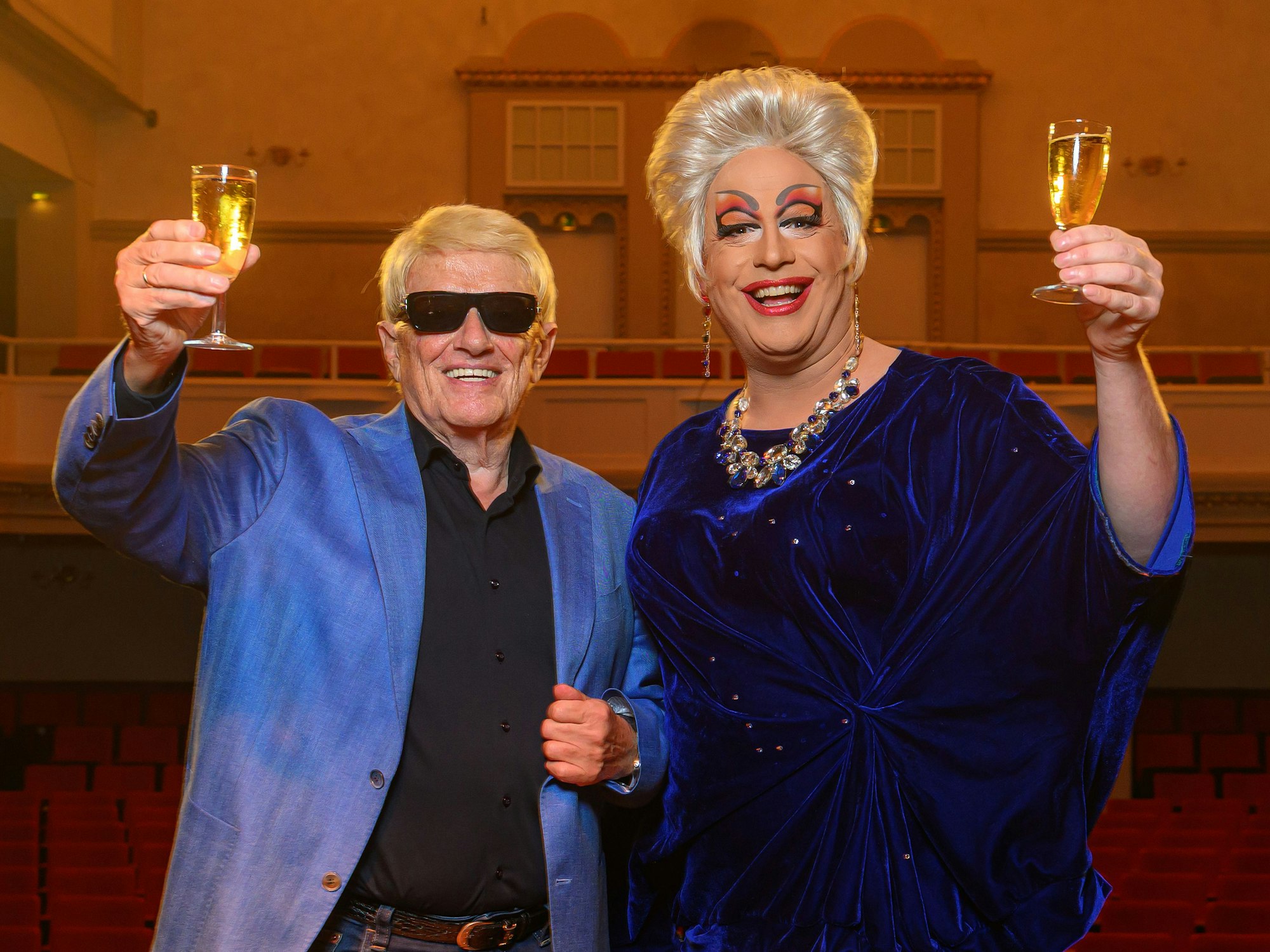 Heino beim Treffen mit Julie Voyage in der Volksbühne.