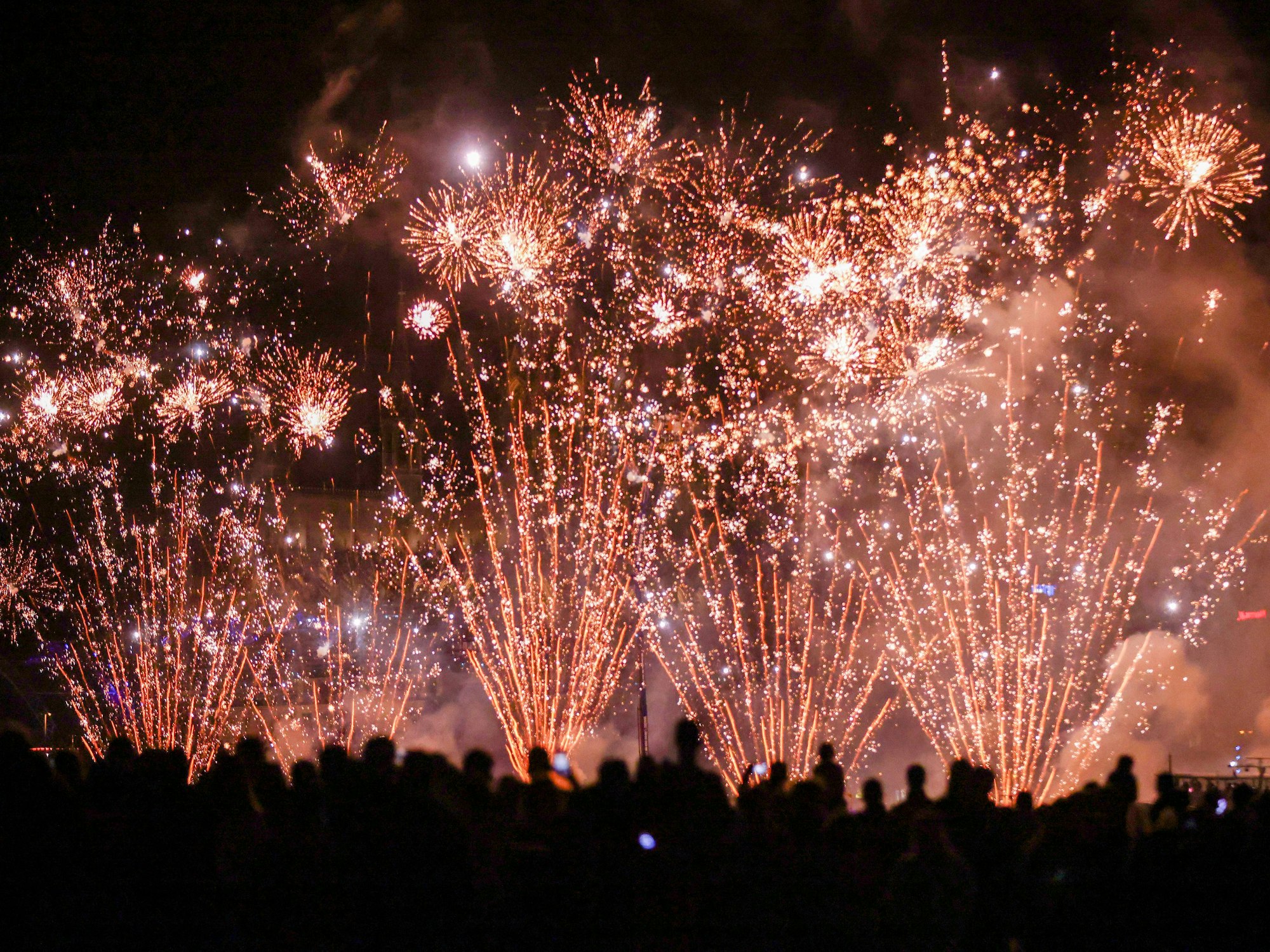 Kölner Lichter 2025 über dem Rhein.