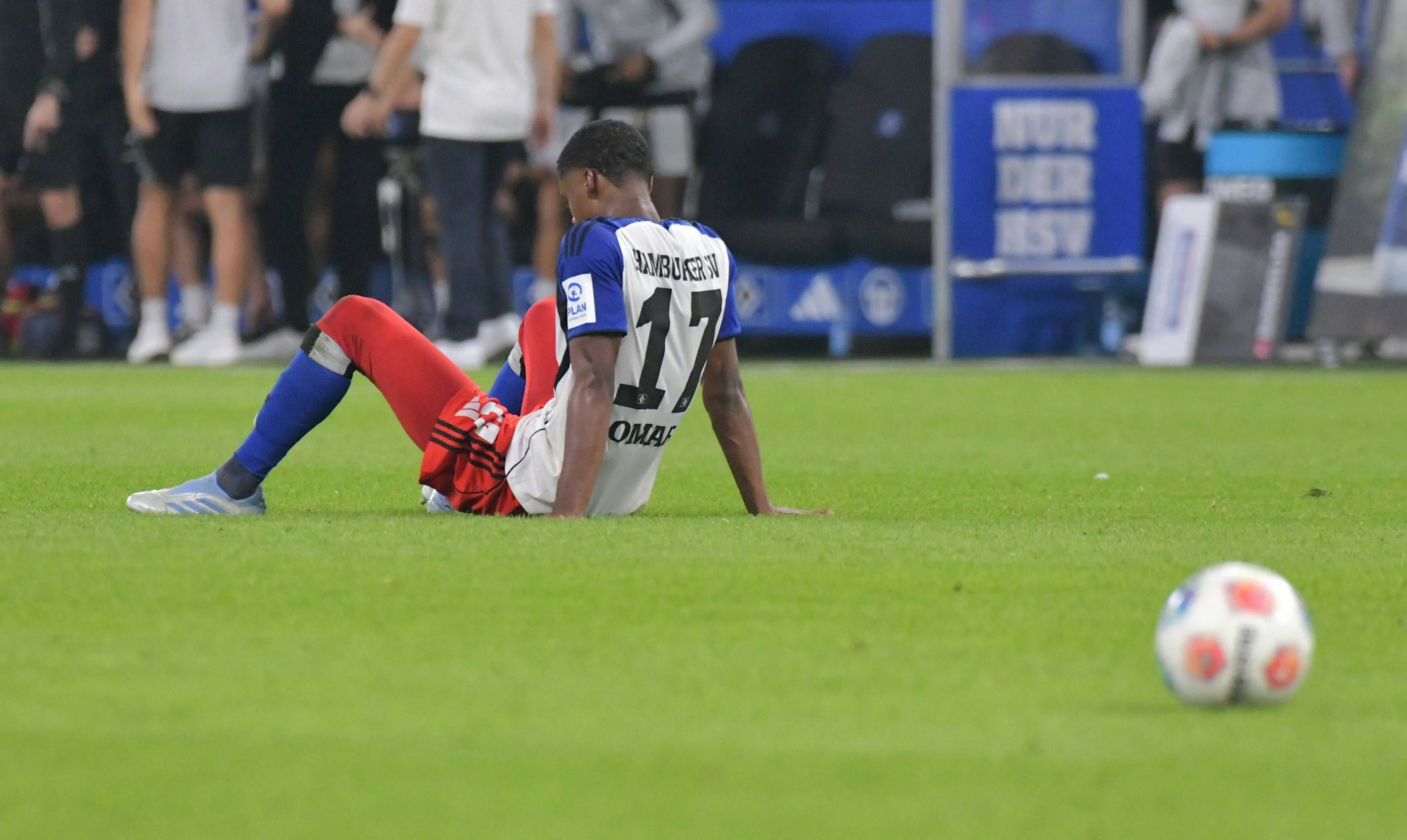 Innenverteidiger Warmed Omari frustriert nach Derby-Niederlage.