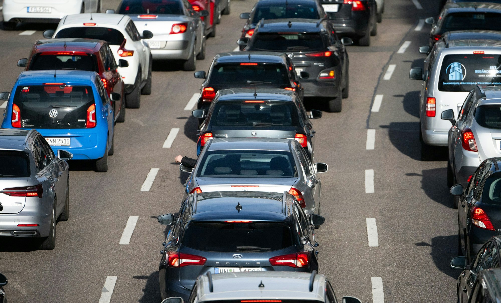 Autos stauen sich auf drei Fahrspuren.