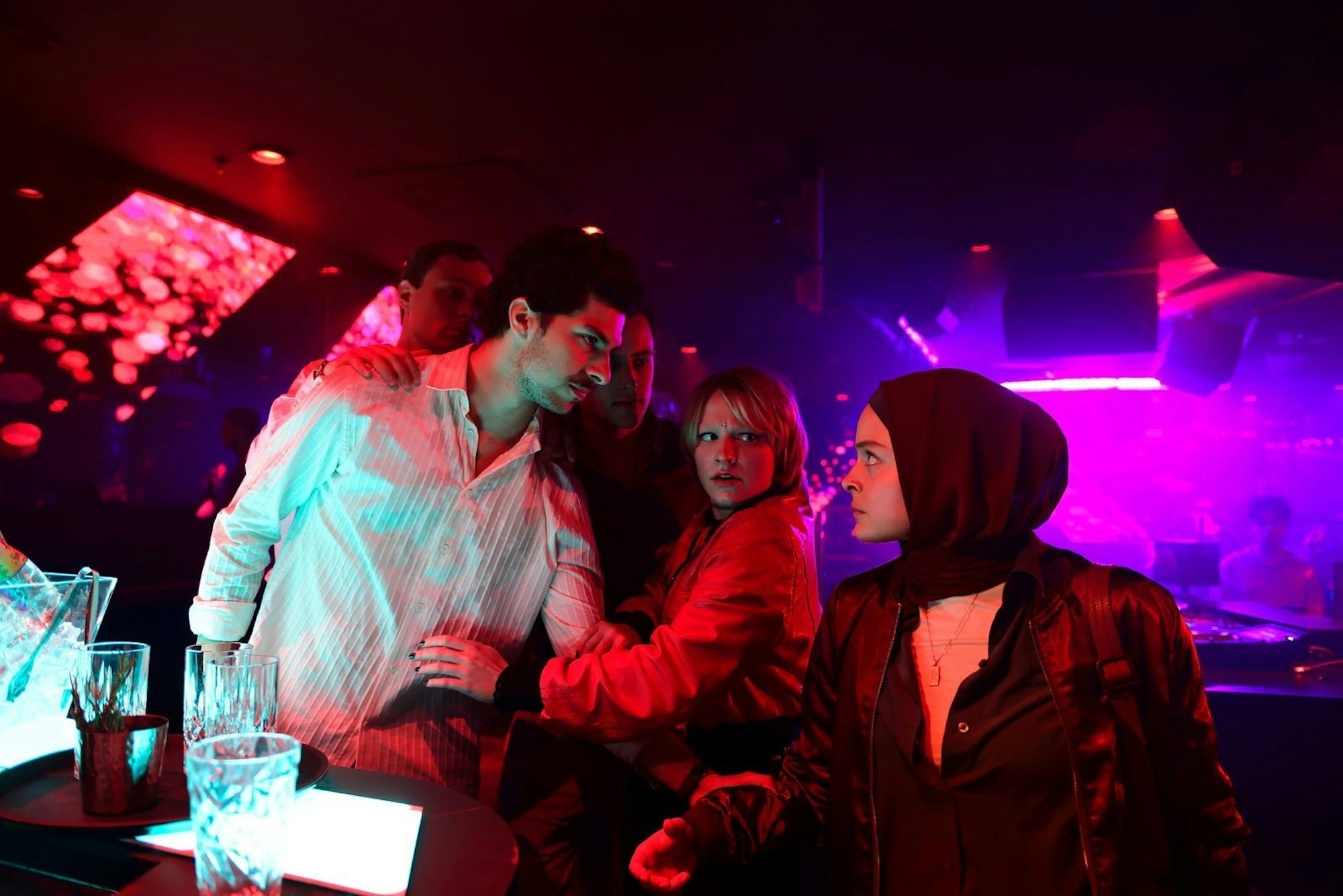 Ayla (Via Jikeli, rechts) ist sauer auf ihren Bruder Tolga (Eren Kavukoğlu, zweiter von links), weil er Geld von ihren Eltern für das Start-up bekommen hat. (Bild: ZDF/ Jürgen Olczyk)