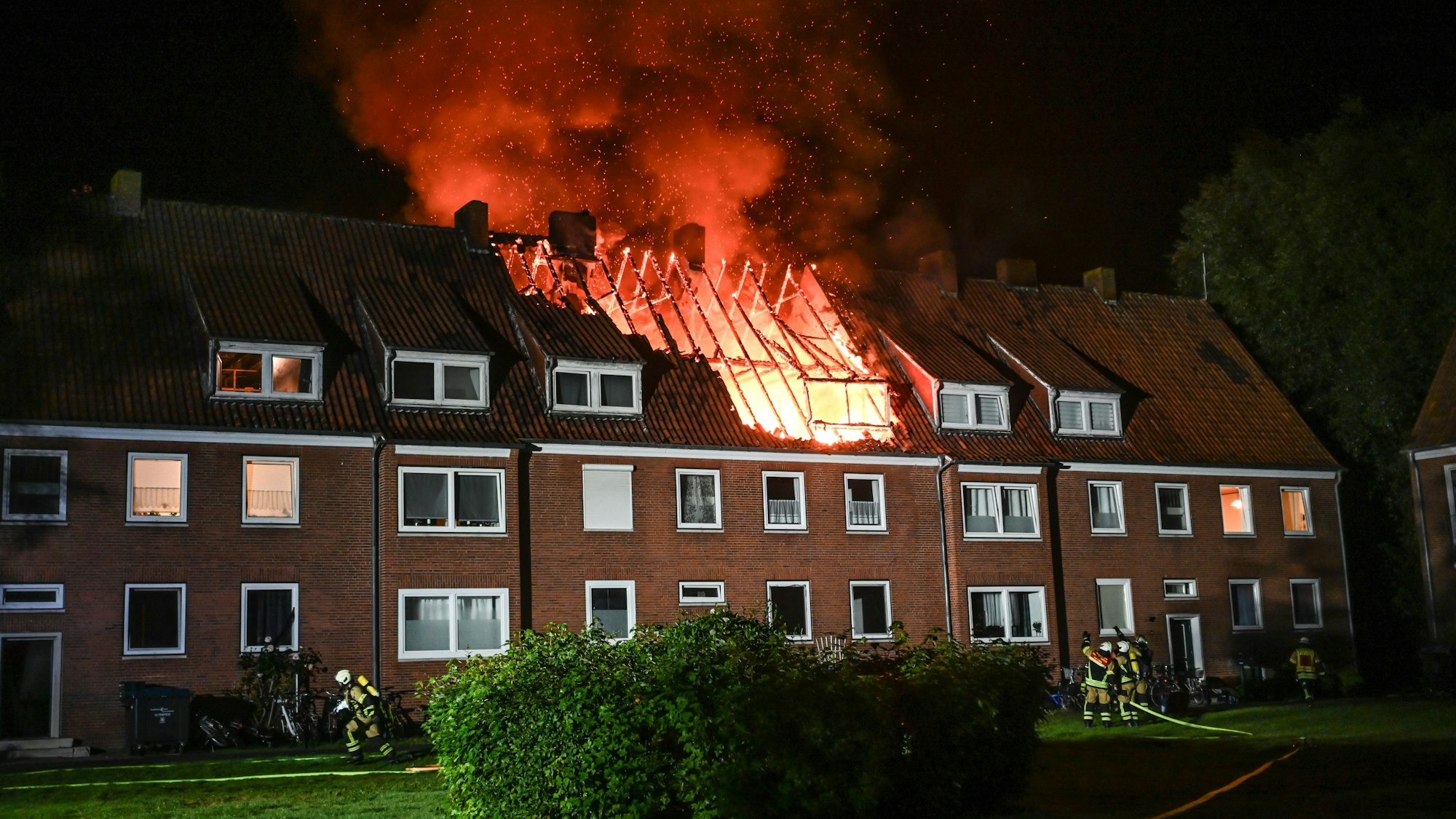 Ein Haus steht in Flammen (Symbolfoto)