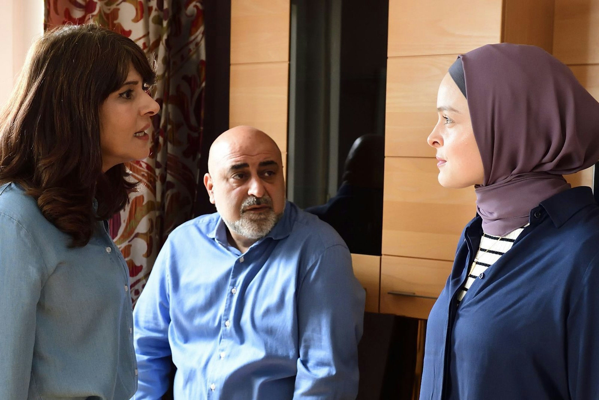 Selma (Lale Yavas, links) und Adil (Özgür Karadeniz) können Aylas (Via Jikeli) Wunsch nach einer Karriere als Astronautin nicht nachvollziehen. (Bild: ZDF/ Jürgen Olczyk)