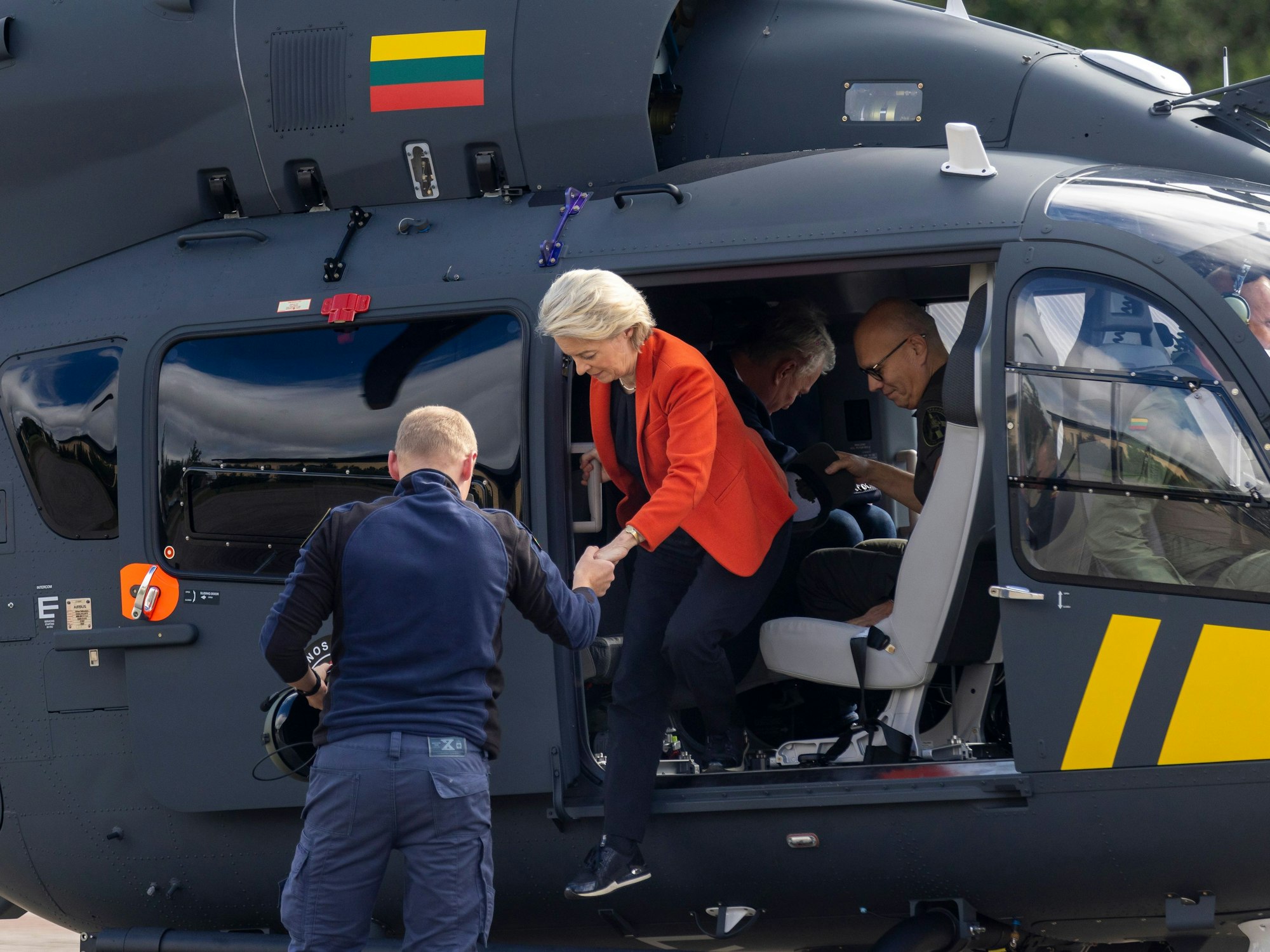 Ursula von der Leyen (r) steigt nach einer Inspektion der litauisch-belarussichen Grenze in der Grenzschutzschule nahe der litauisch-weißrussischen Grenze aus dem Hubschrauber.