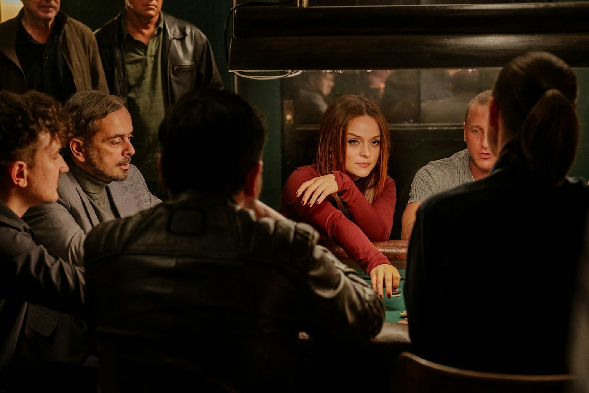 Obwohl Alya (Via Jikeli) sich mit ihrer Familie und ihren Freunden zerstritten hat, spielt sie weiter Poker. (Bild: ZDF/ Marco Nagel)