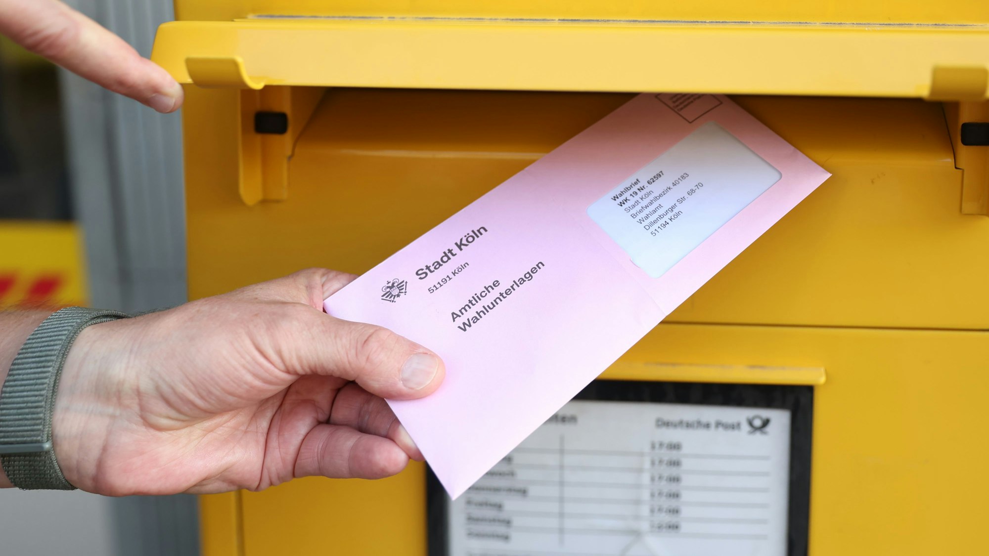 Briefwahlunterlagen der Stadt Köln gehen in den Briefkasten.