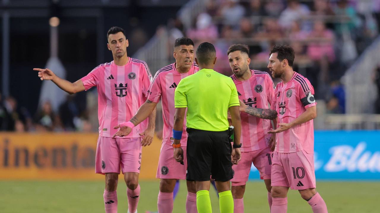 Busquets (l.), Suárez, Alba und Messi diskutieren mit dem Schiedsrichter.