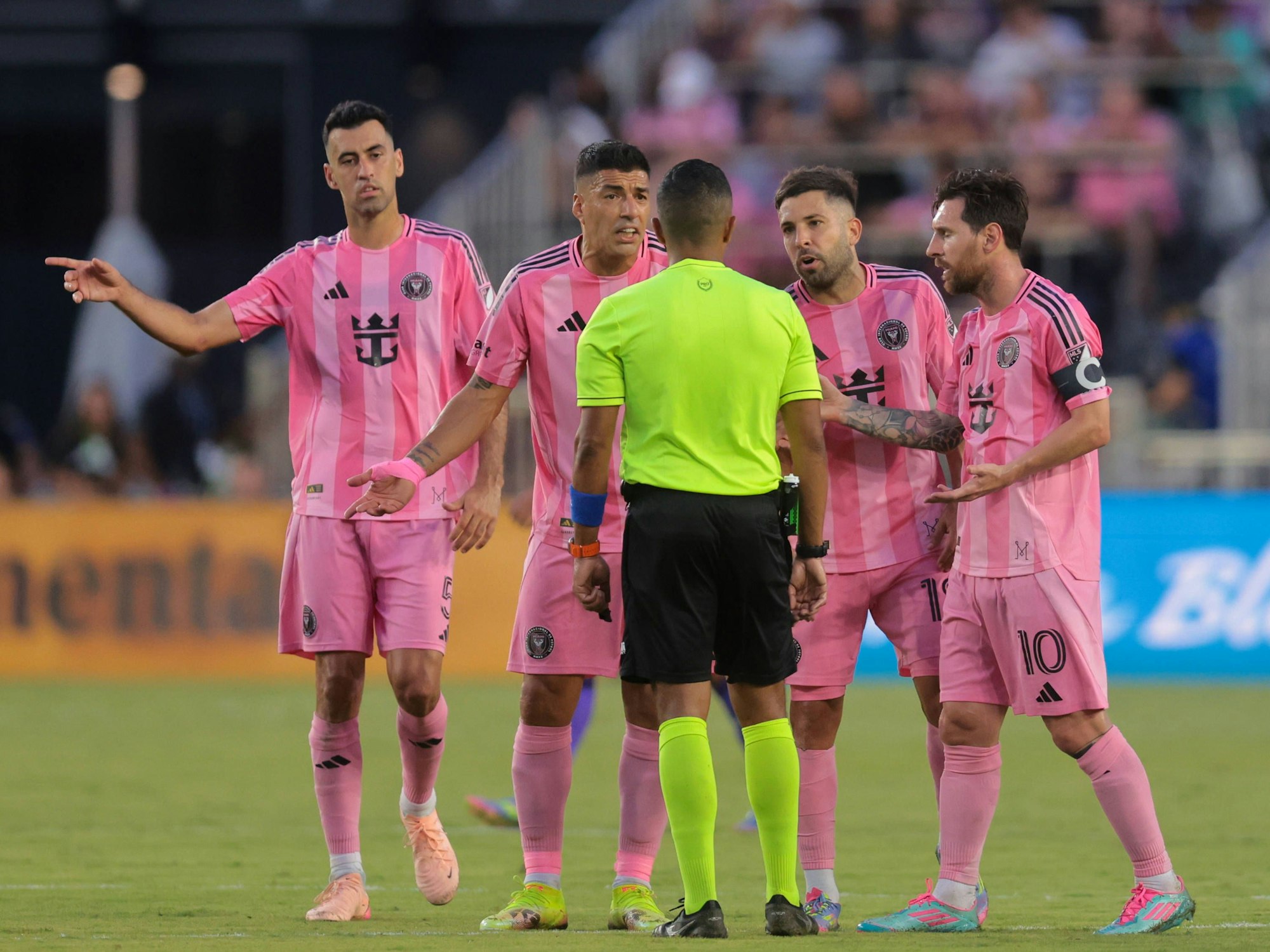 Busquets (l.), Suárez, Alba und Messi diskutieren mit dem Schiedsrichter.