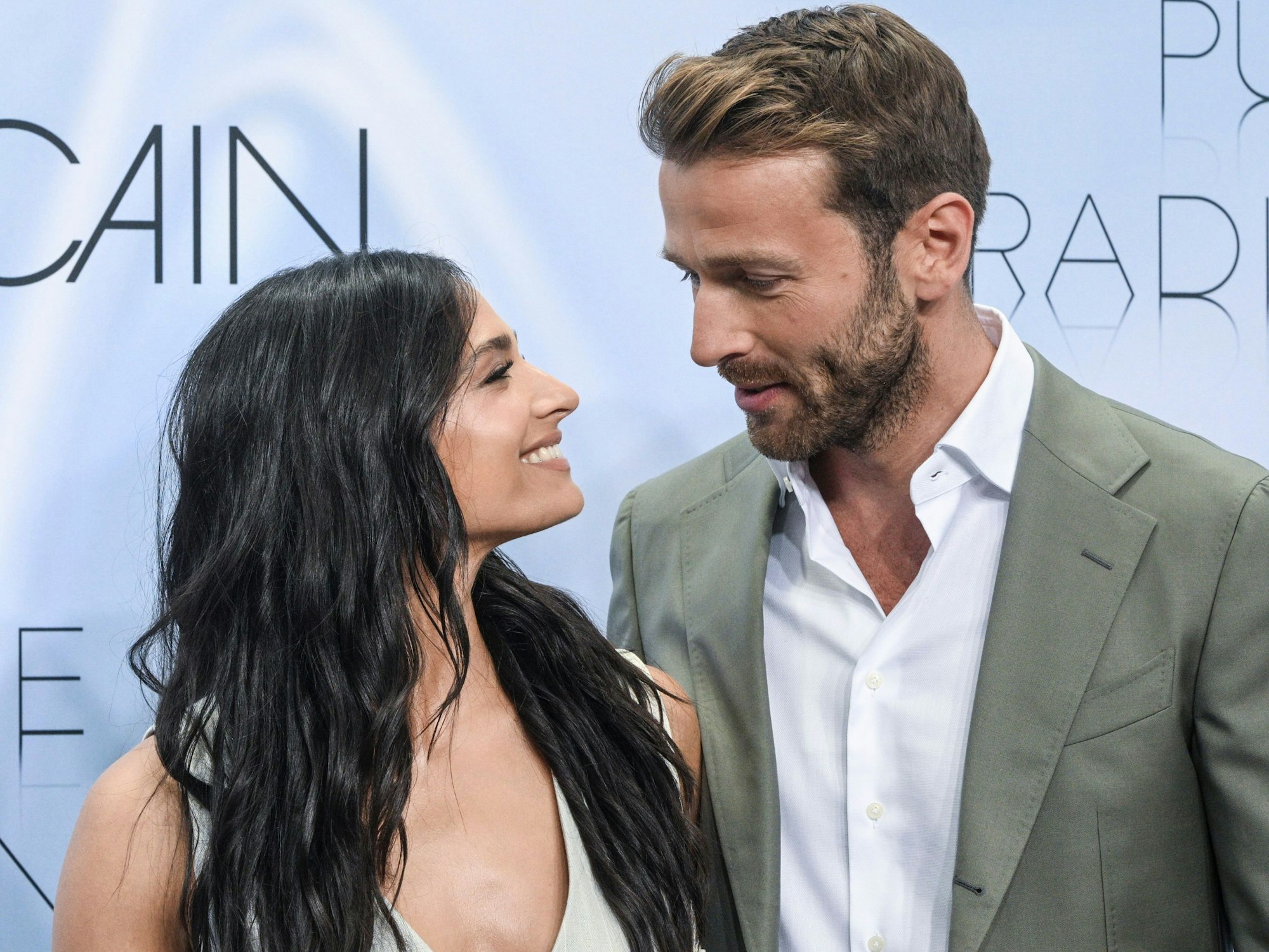 Amira Pocher und Christian Düren kommen zur Show des Labels Marc Cain in die Kolonnaden mit Triumphtor am Neuen Palais.