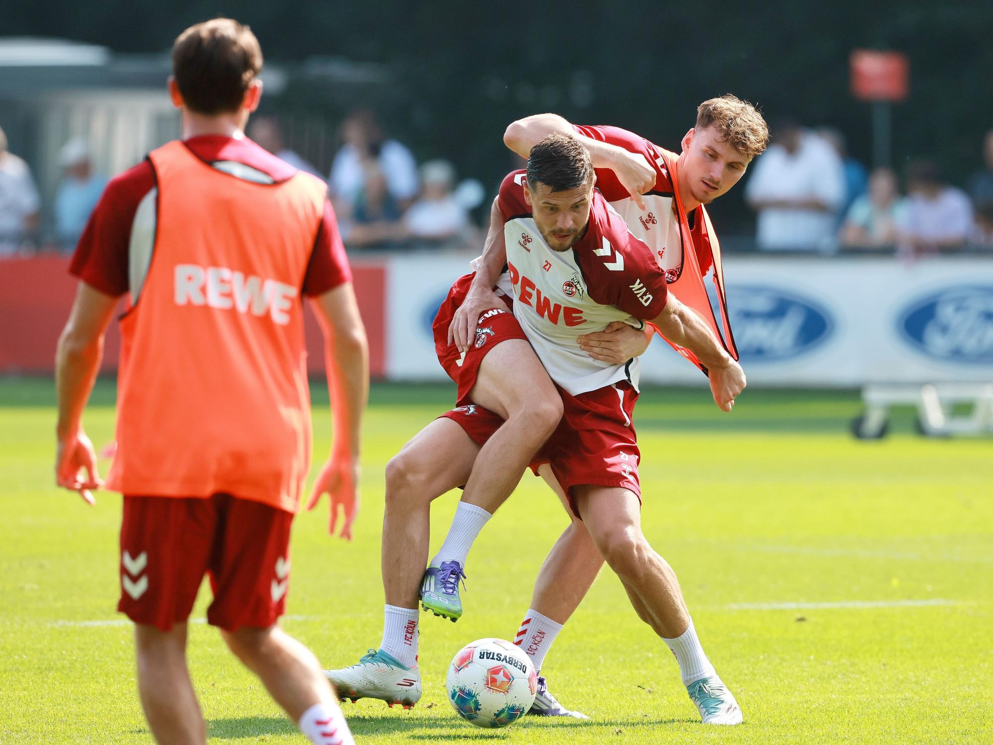 Imad Rondic im Training im Zweikampf mit Rav van den Berg.