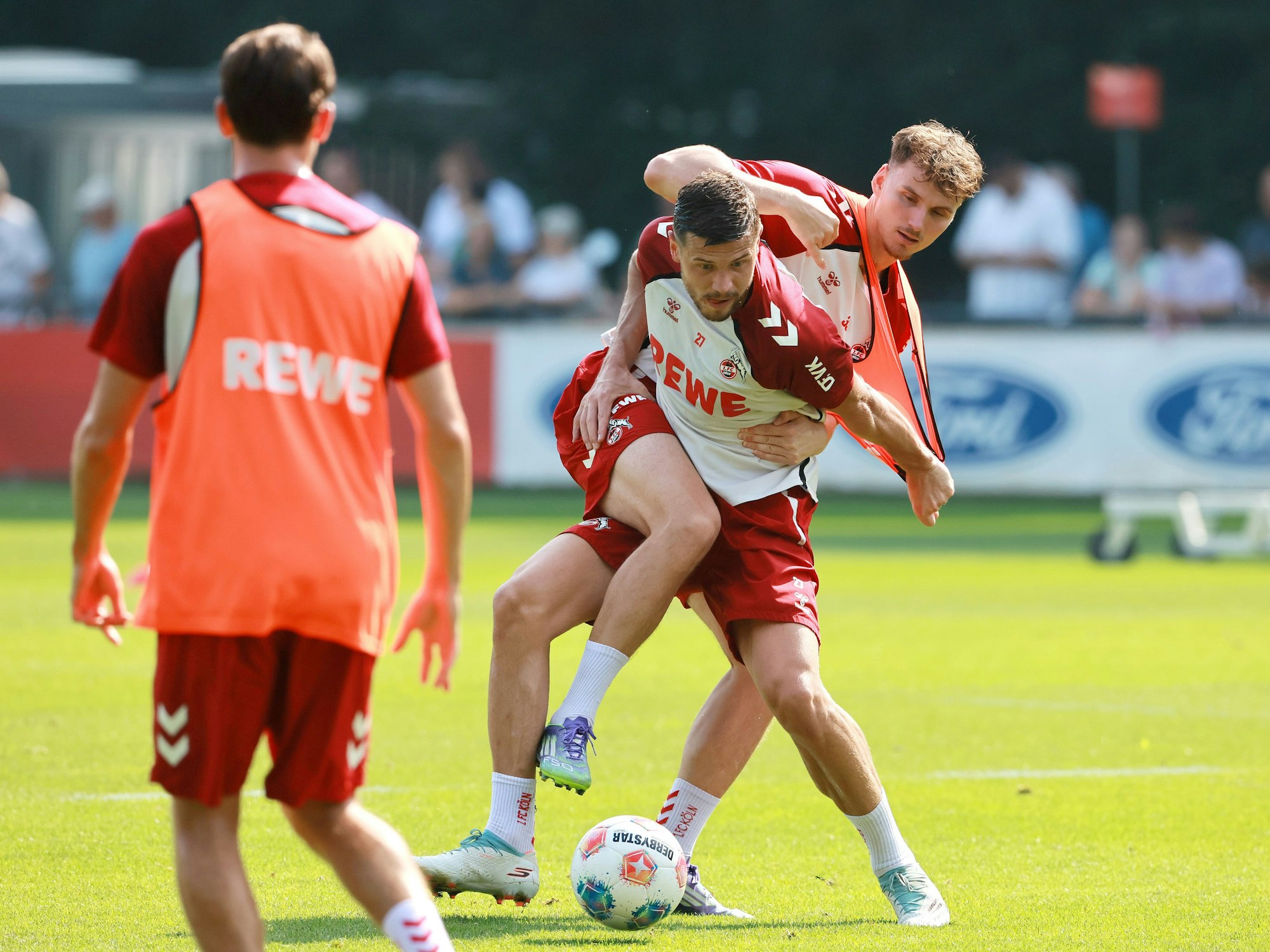 Imad Rondic im Training im Zweikampf mit Rav van den Berg.