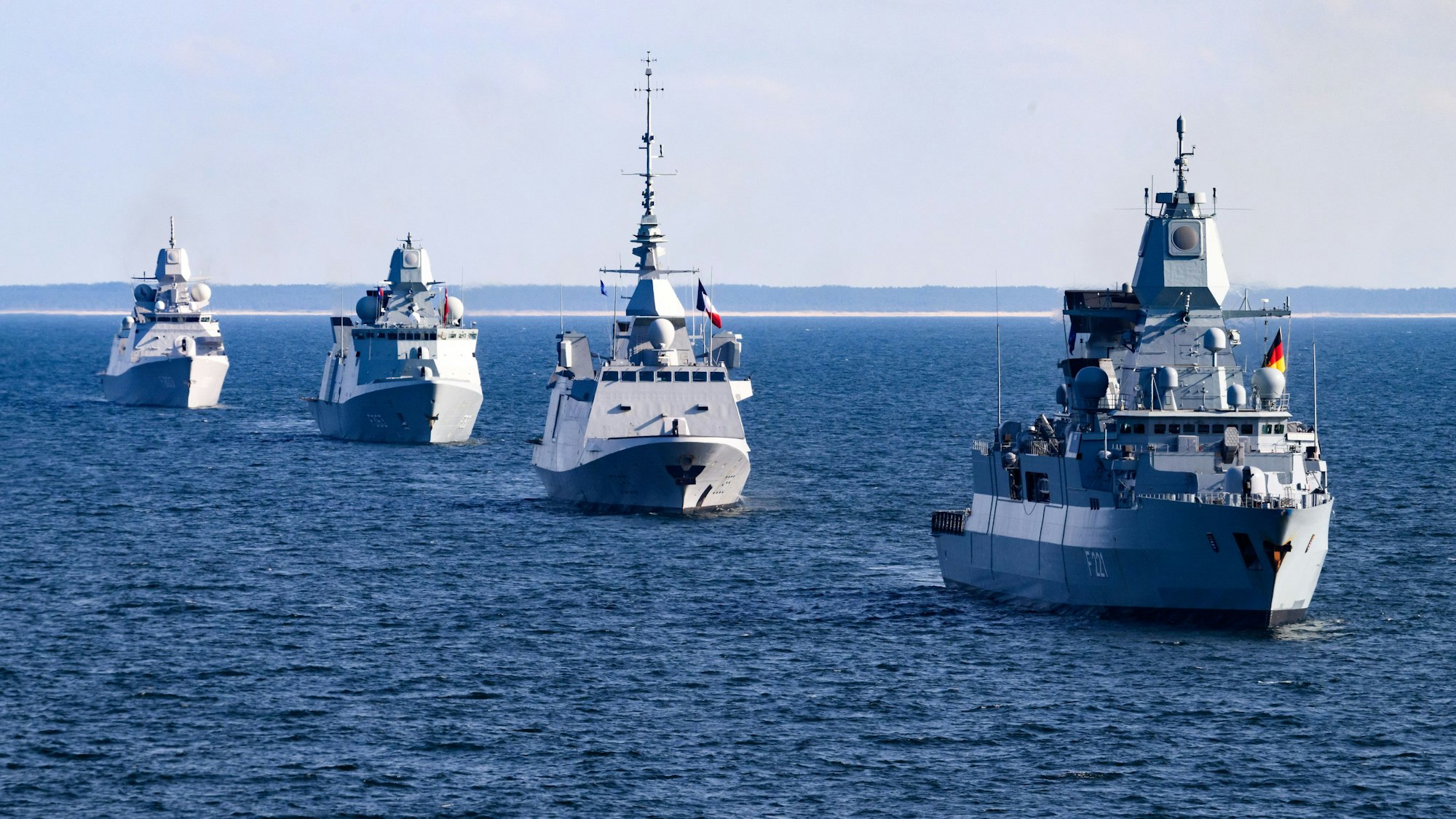 Kriegsschiffe verschiedenere Nationen nahmen 2023 am Großmanöver „Northern Coasts 23“ in der Ostsee teil. Jetzt wurde das Manöver „Quadriga“ gestartet.