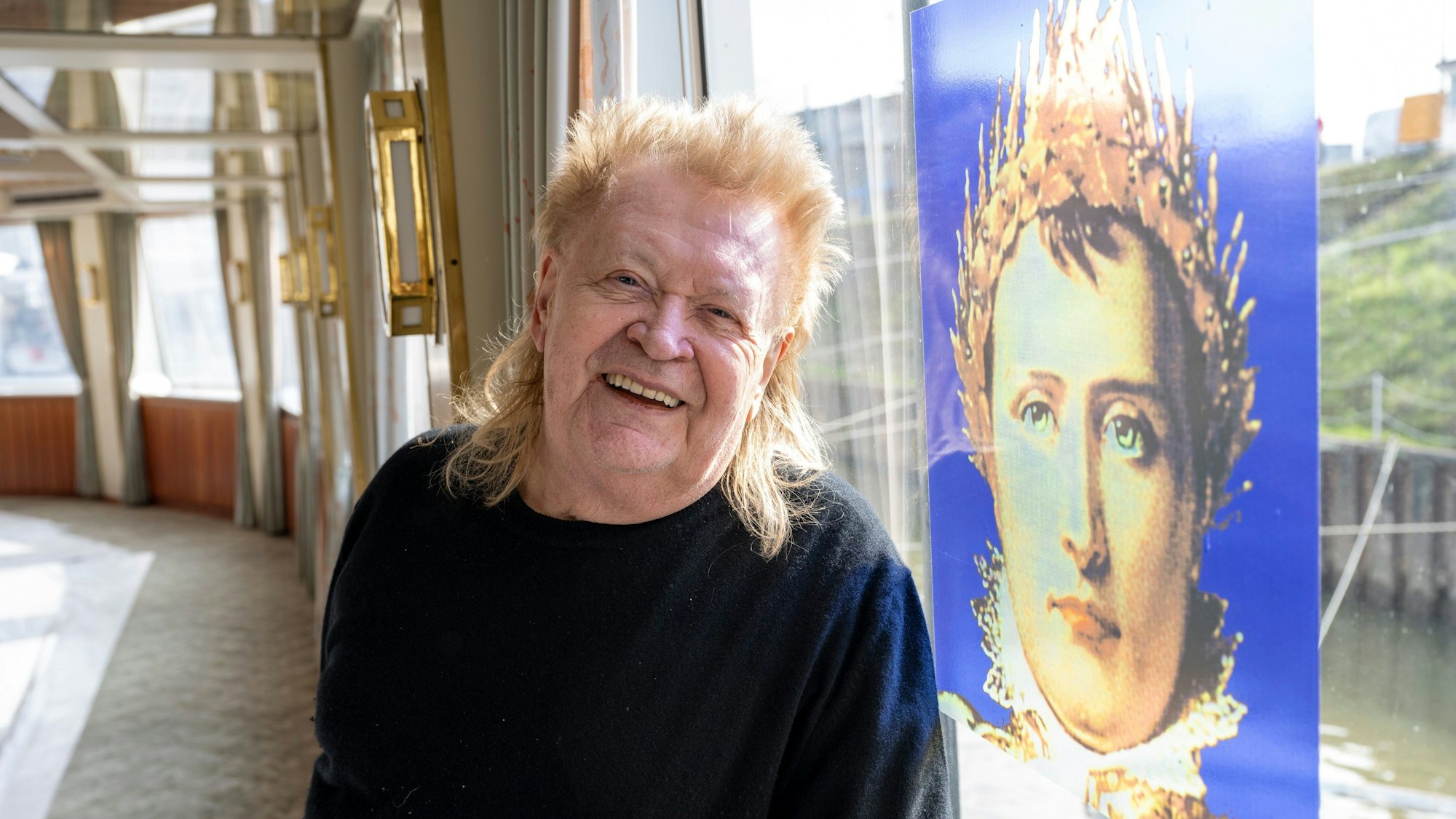 Der Künstler HA Schult baut ein Schiff zum Museum um.