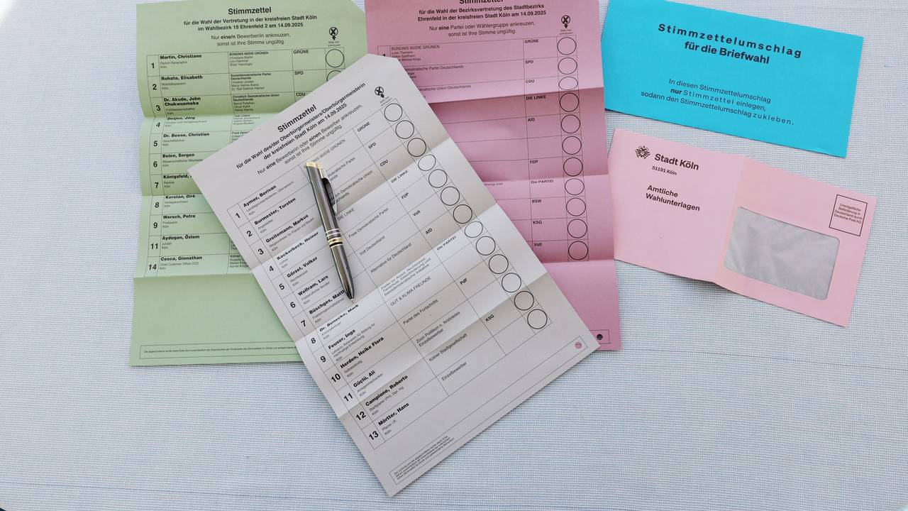 Allen Wahlzetteln fehlt oben rechts eine Ecke.