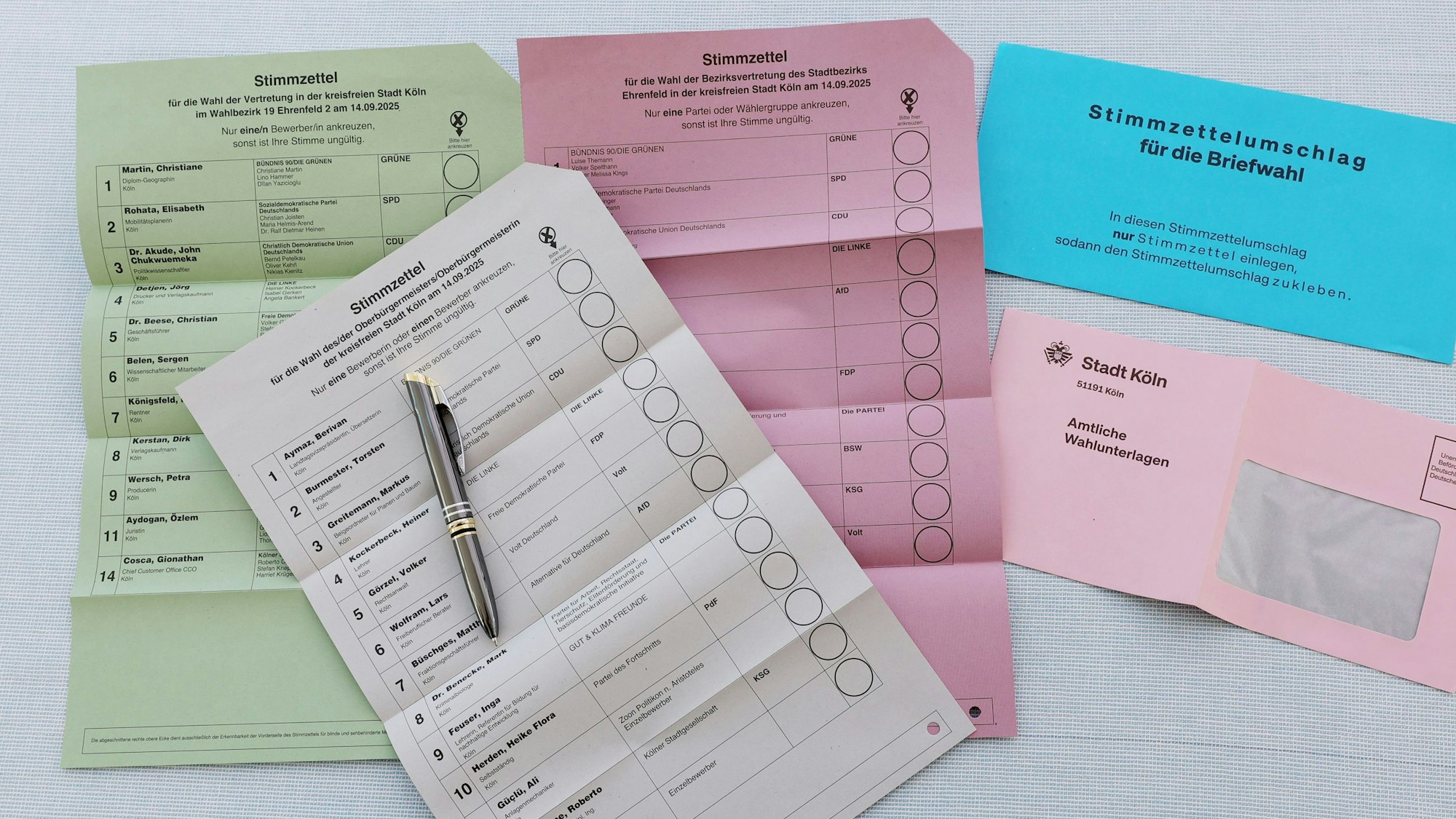 Allen Wahlzetteln fehlt oben rechts eine Ecke.