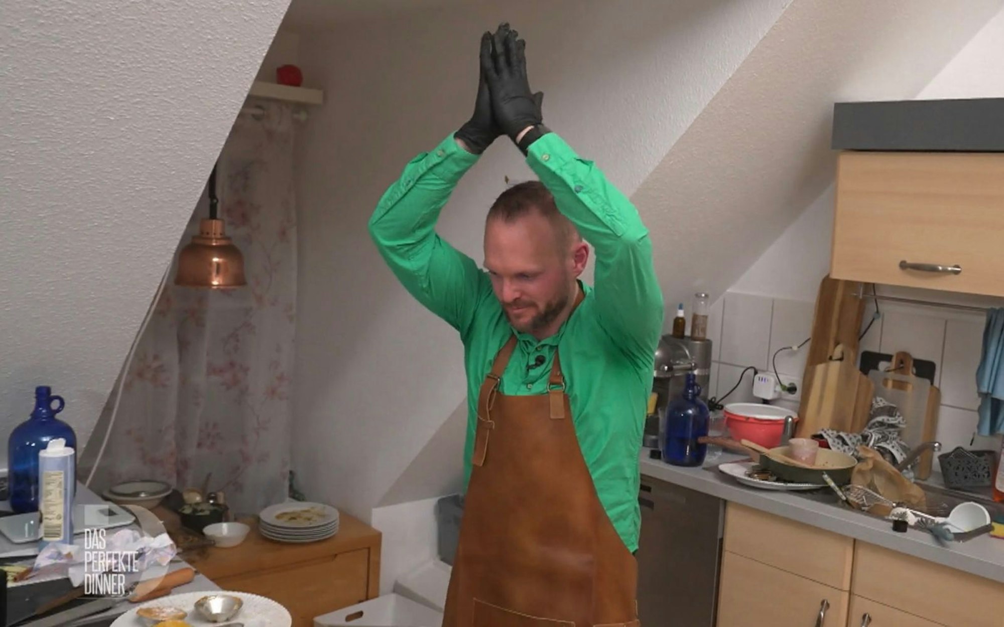 Keine Yogahaltung, sondern Siegesgeste: Frank hat sein Dinner zufrieden abgeschlossen. (Bild: RTL)