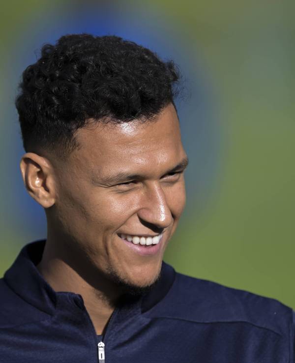 Selke lacht beim Training in der Vorbereitung seines neuen Arbeitgebers Basaksehir FK.