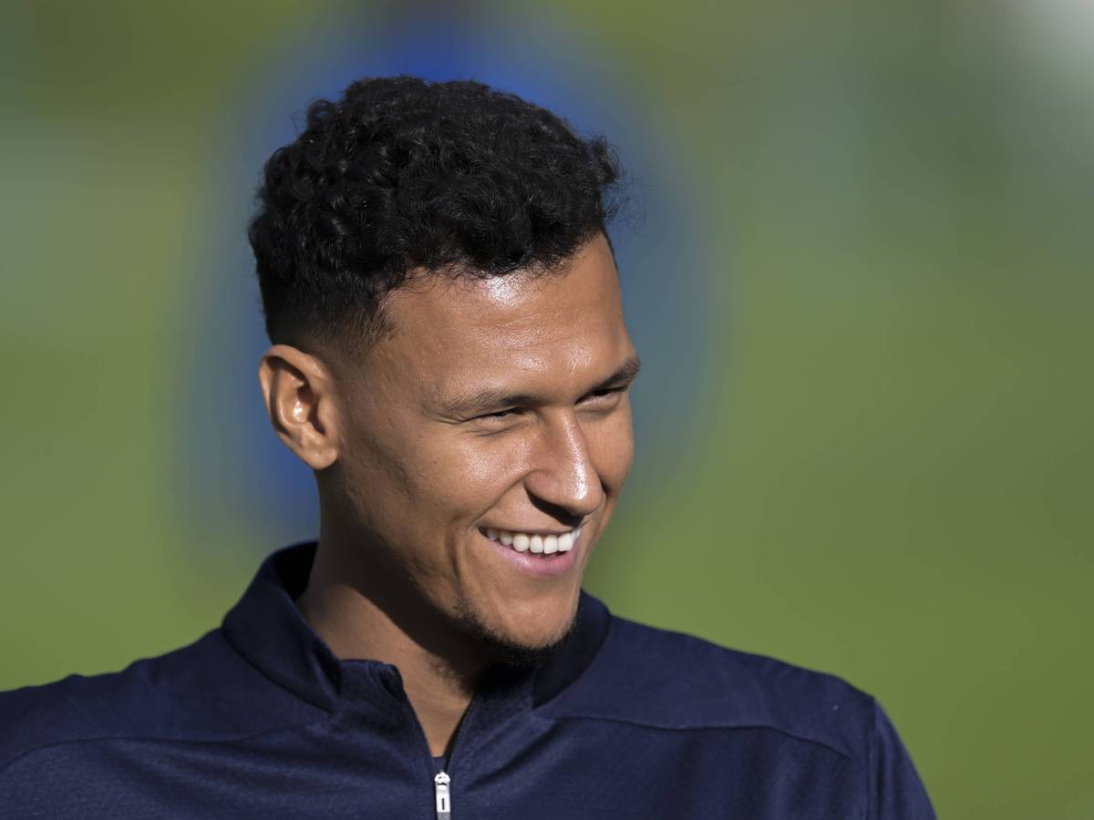 Selke lacht beim Training in der Vorbereitung seines neuen Arbeitgebers Basaksehir FK.