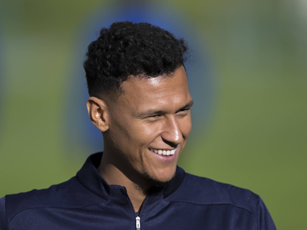 Selke lacht beim Training in der Vorbereitung seines neuen Arbeitgebers Basaksehir FK.