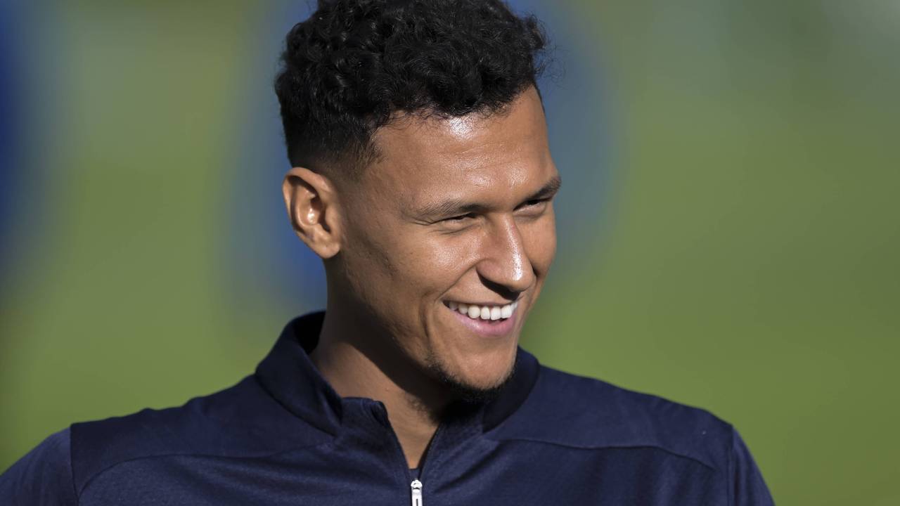 Selke lacht beim Training in der Vorbereitung seines neuen Arbeitgebers Basaksehir FK.