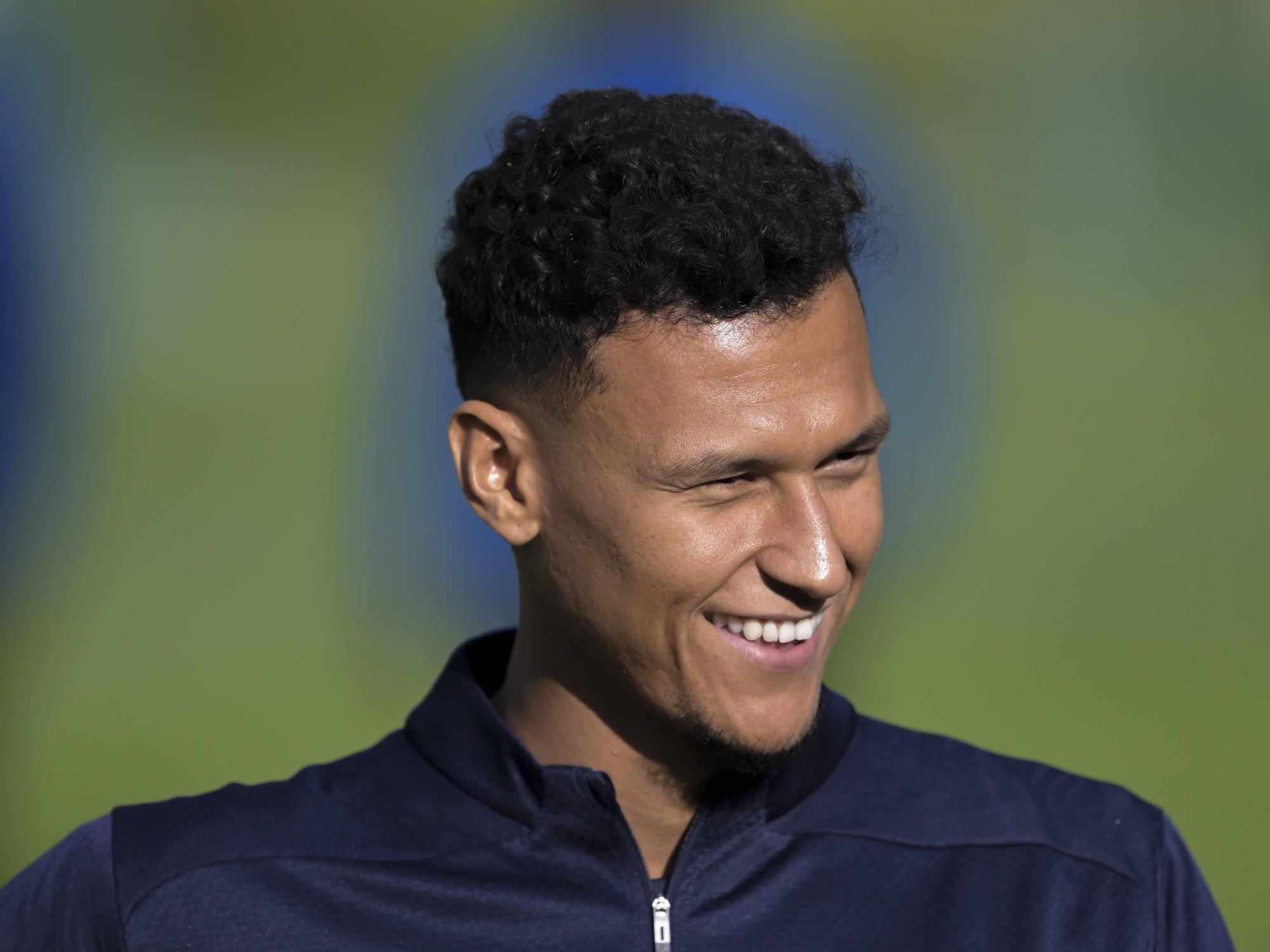 Selke lacht beim Training in der Vorbereitung seines neuen Arbeitgebers Basaksehir FK.