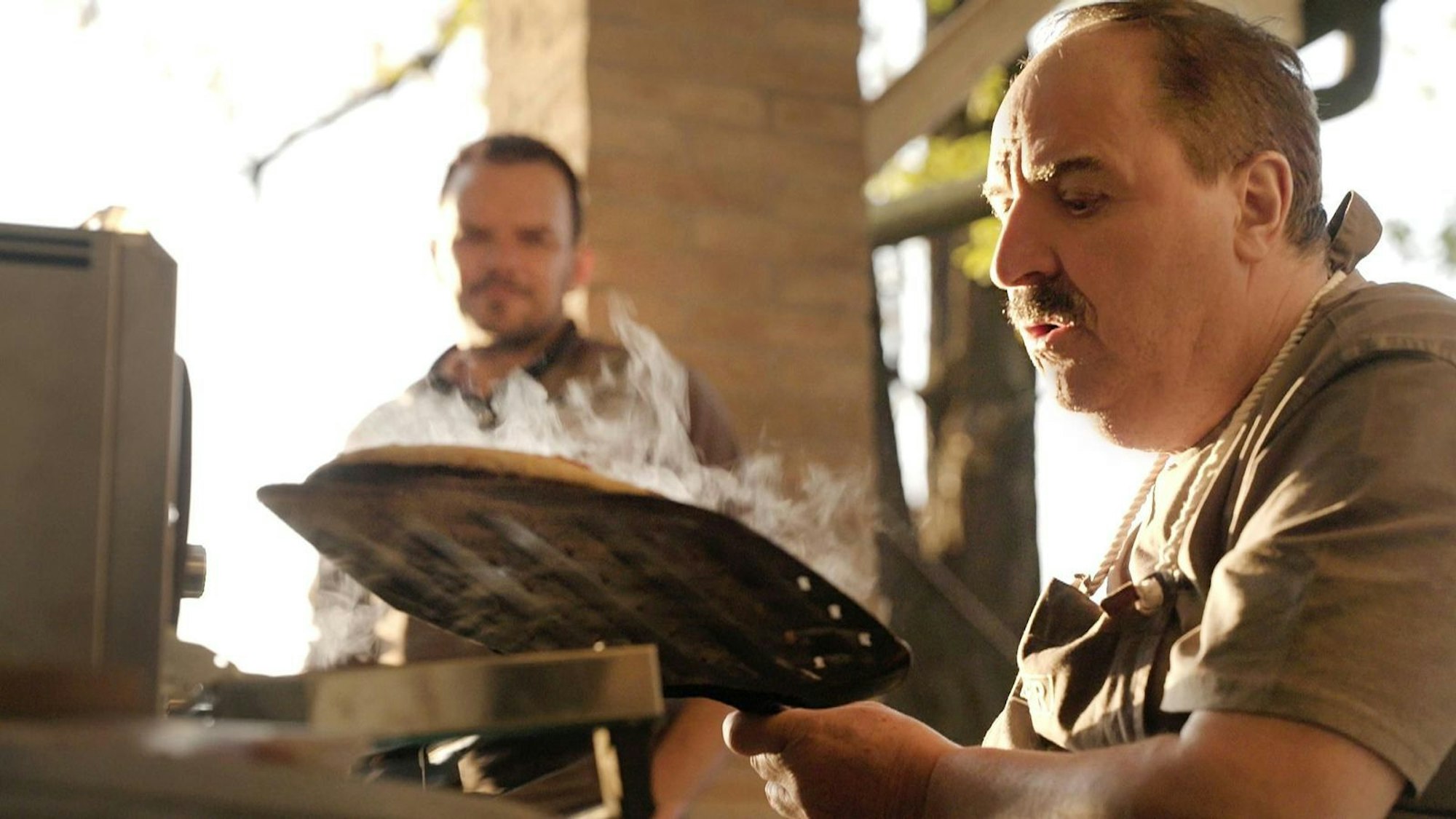 „Johann ist im Pizza-Wahn“, meint Henssler. Denn Lafer macht einen Pizza-Test nach dem anderen. Henssler bleibt cool: „Ich gucke, schau und warte.“ (Bild: RTL)