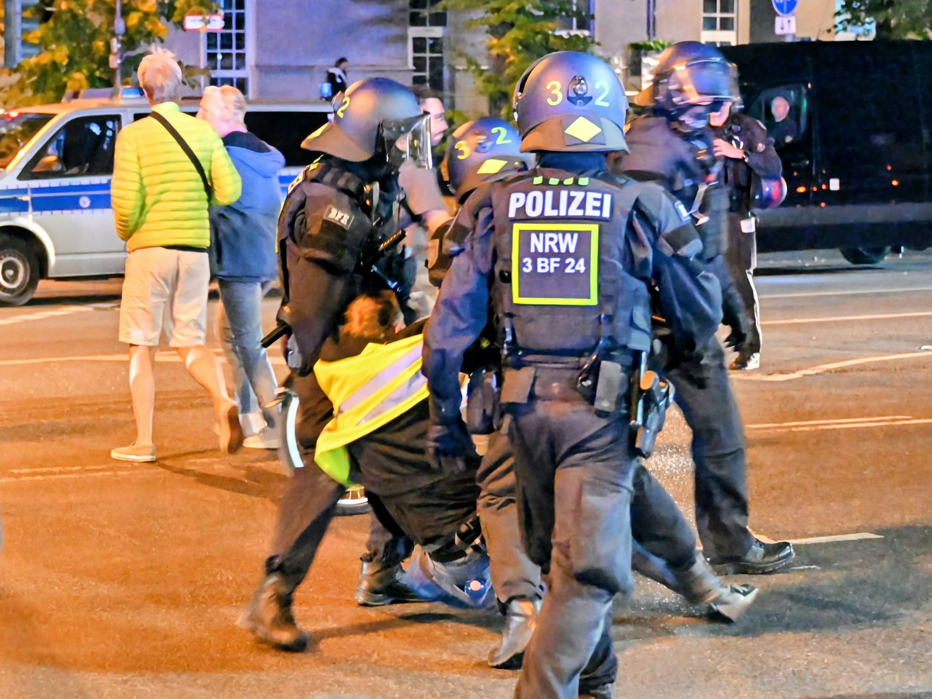 Polizisten führen beim Anti-Kriegs-Marsch der Initiative „Rheinmetall Entwaffnen“ einen Teilnehmer ab.