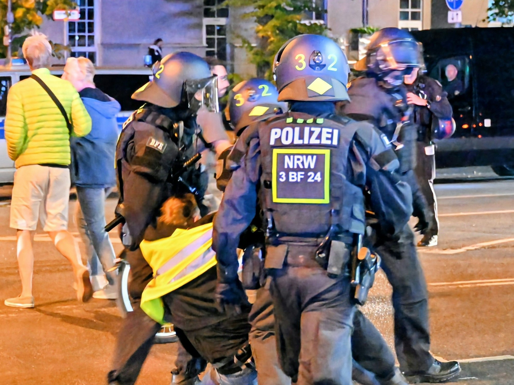 Einsatzkräfte der Polizei bei der Demo „Rheinmetall entwaffnen“ am 30. August 2025 in Köln