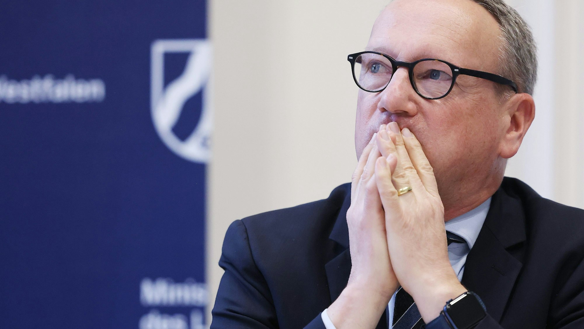 NRW-Justizminister Benjamin Limbach (Grüne), aufgenommen bei einer Pressekonferenz.