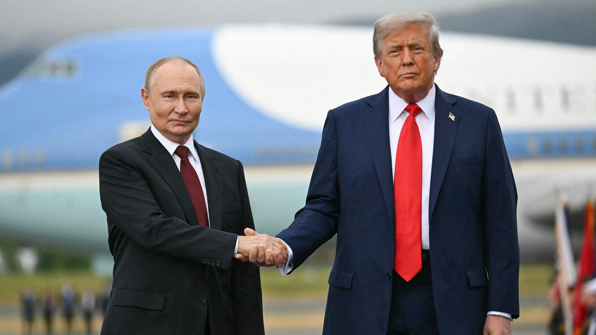 US-Präsident Donald Trump (rechts) und der russische Präsident Wladimir Putin geben sich die Hand.