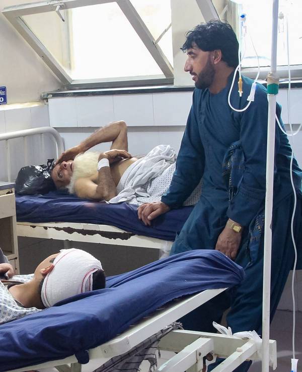 Bei einem heftigen Erdbeben kamen hunderte Menschen ums Leben. Viele wurden verletzt und werden so gut es geht in Krankenhäusern behandelt.