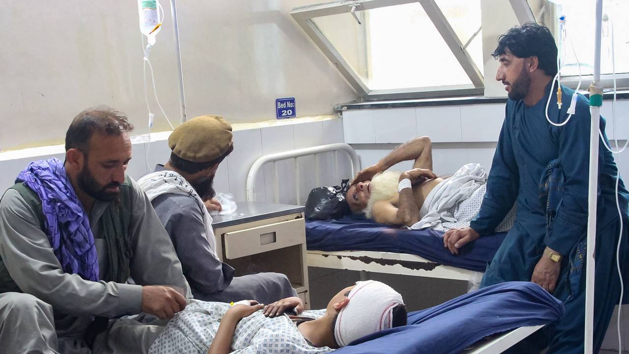 Bei einem heftigen Erdbeben kamen hunderte Menschen ums Leben. Viele wurden verletzt und werden so gut es geht in Krankenhäusern behandelt.