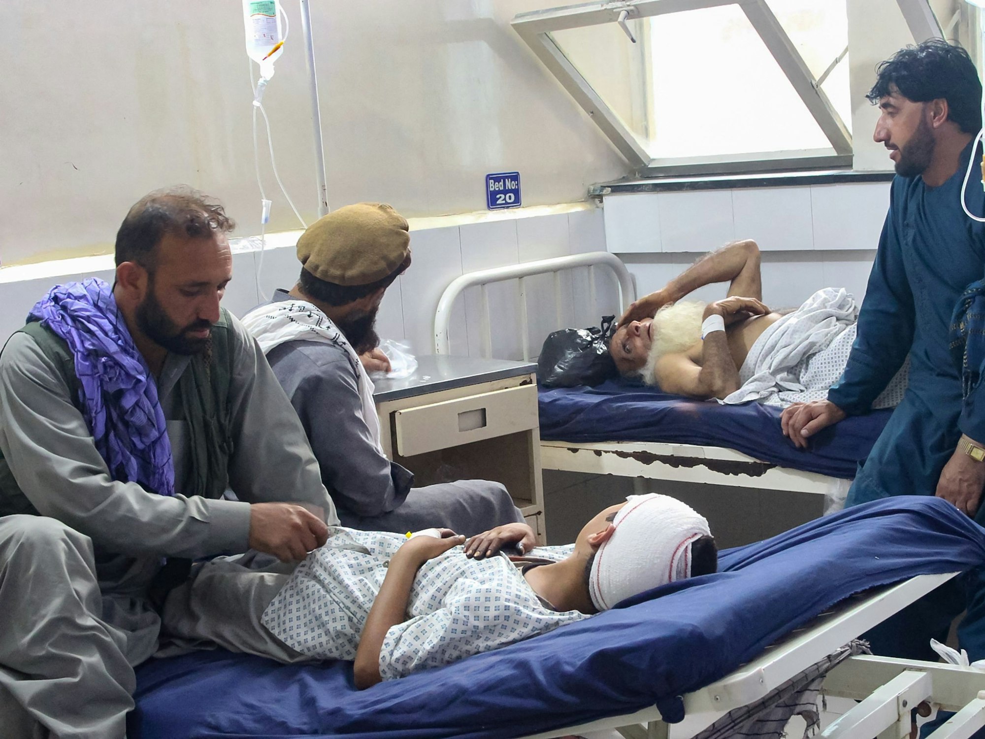 Bei einem heftigen Erdbeben kamen hunderte Menschen ums Leben. Viele wurden verletzt und werden so gut es geht in Krankenhäusern behandelt.